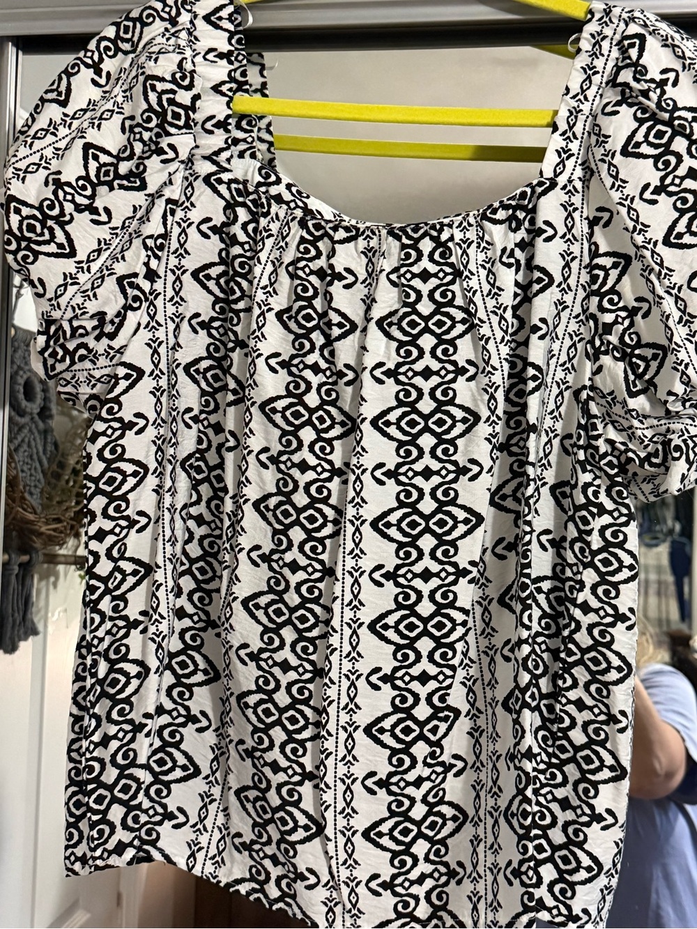Sara Michelle Black and White Geometric Puffed Sleeve Top